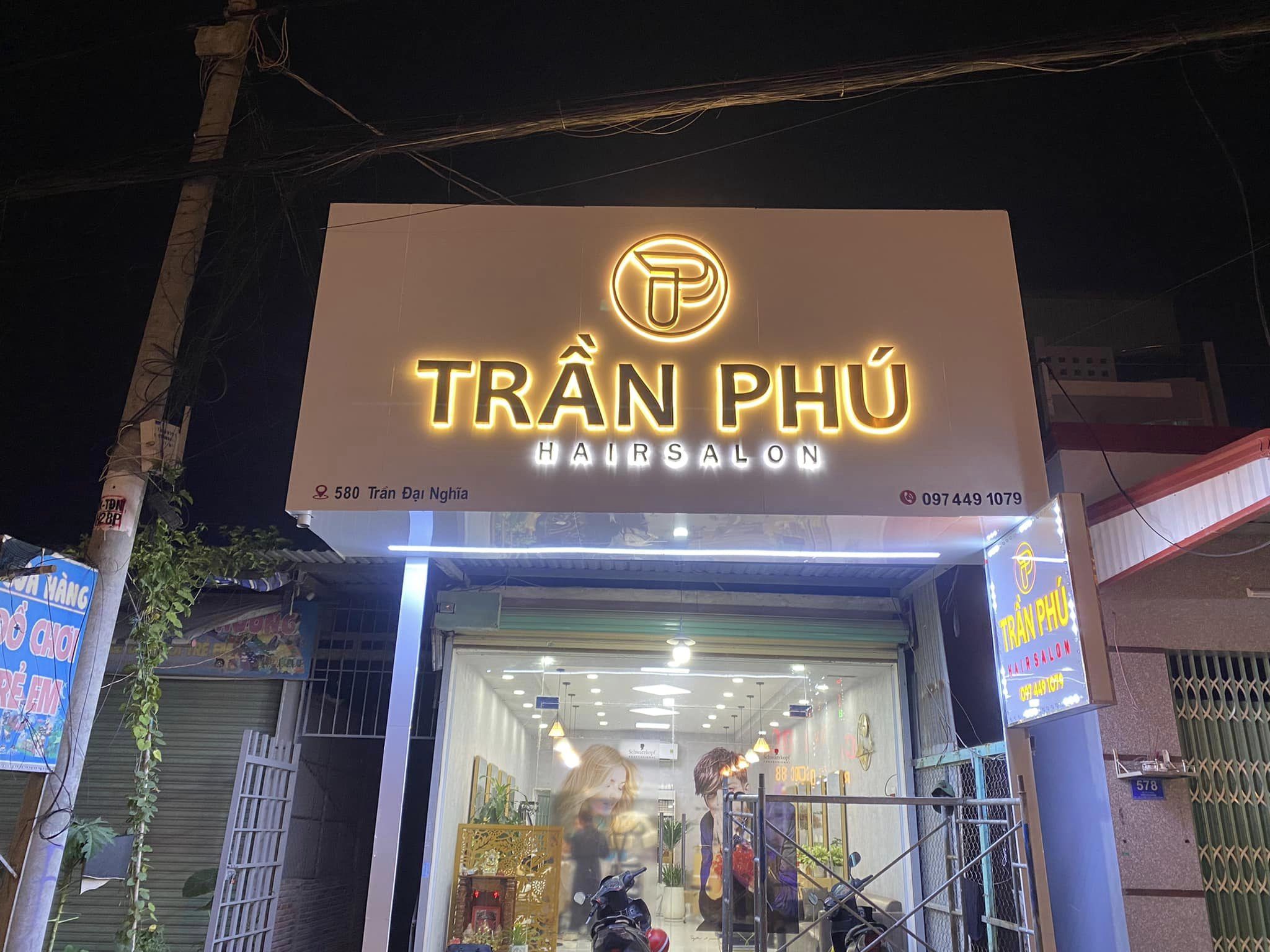 biển hiệu alu bóng sang trọng, nội dung chữ alu đèn sáng hắt chân 2