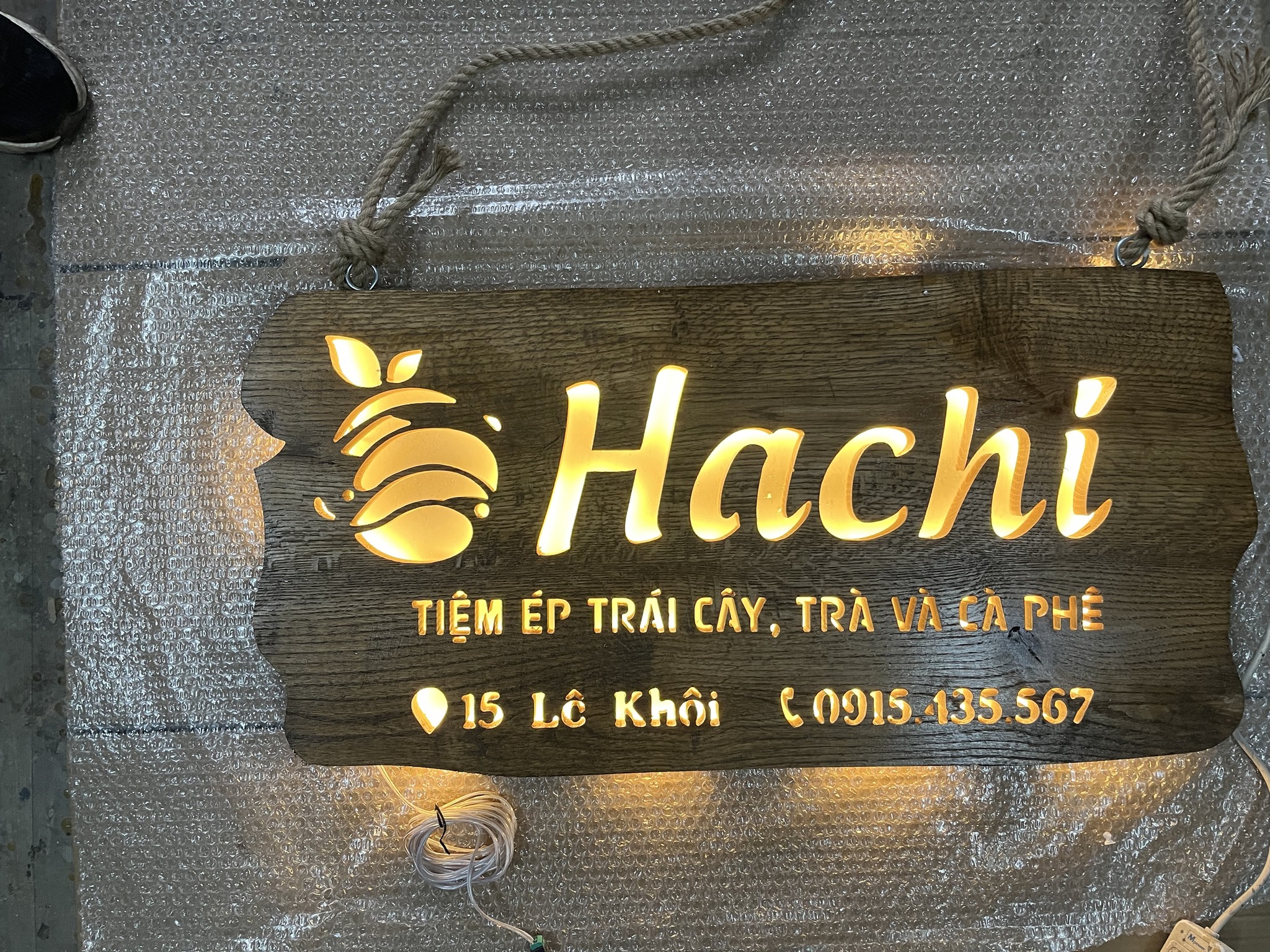biển hiệu gỗ, chữ có đèn led sáng mặt giá rẻ 2