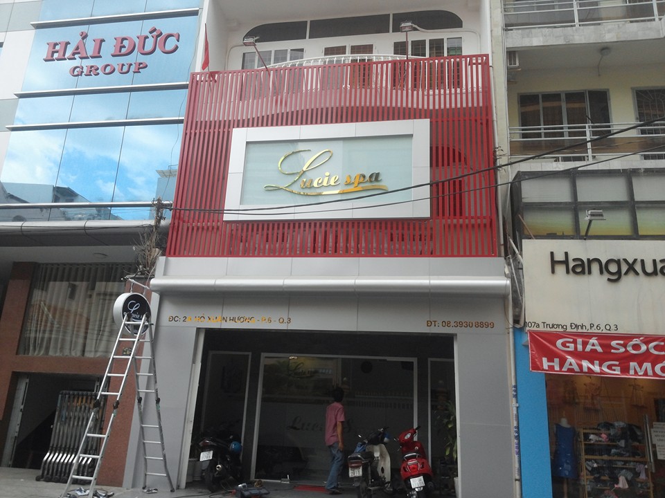 biển hiệu khung sắt, nội dung chữ alu gương đơn giản giá rẻ 2
