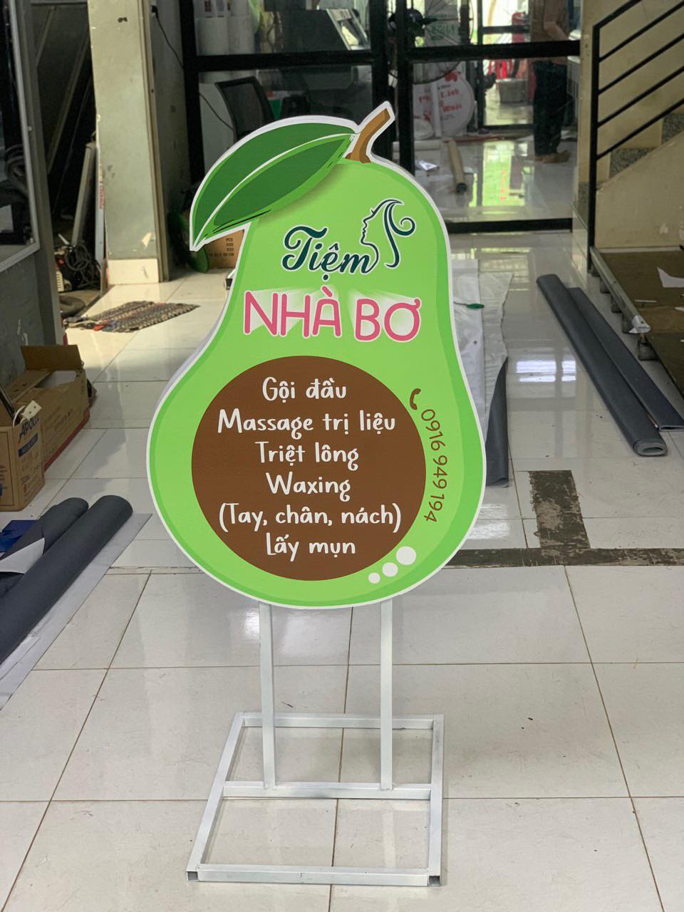biển hiệu mô hình có chân dứng, không đèn, nội dung dán decal giá bình dân 2