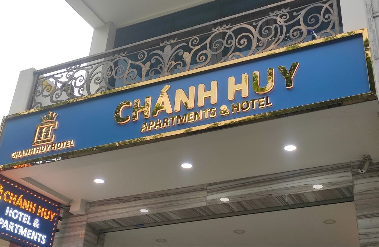 biển hiệu nền alu chữ inox sáng hông cao cấp