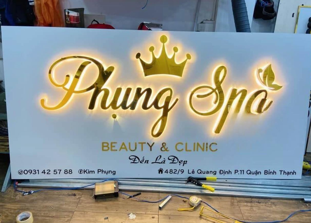 Biển hiệu nền alu nội dung chữ alu đèn sáng hông sang trọng