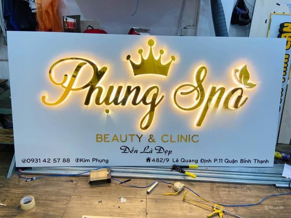 Biển hiệu nền alu nội dung chữ alu đèn sáng hông sang trọng 2