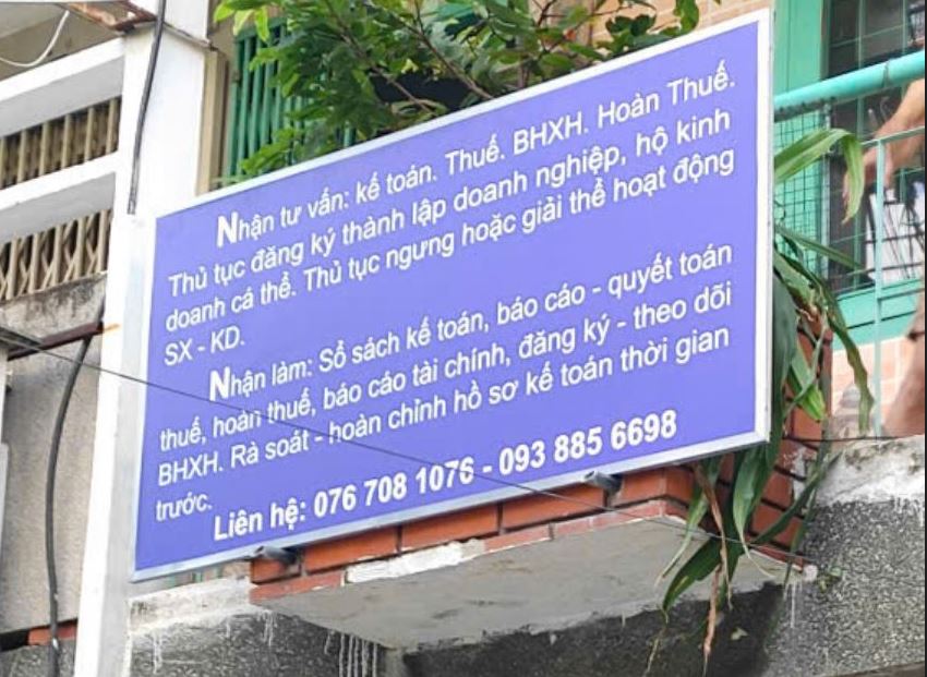 biển hiệu nền alu nội dung decal in UV sắt nét giá rẻ