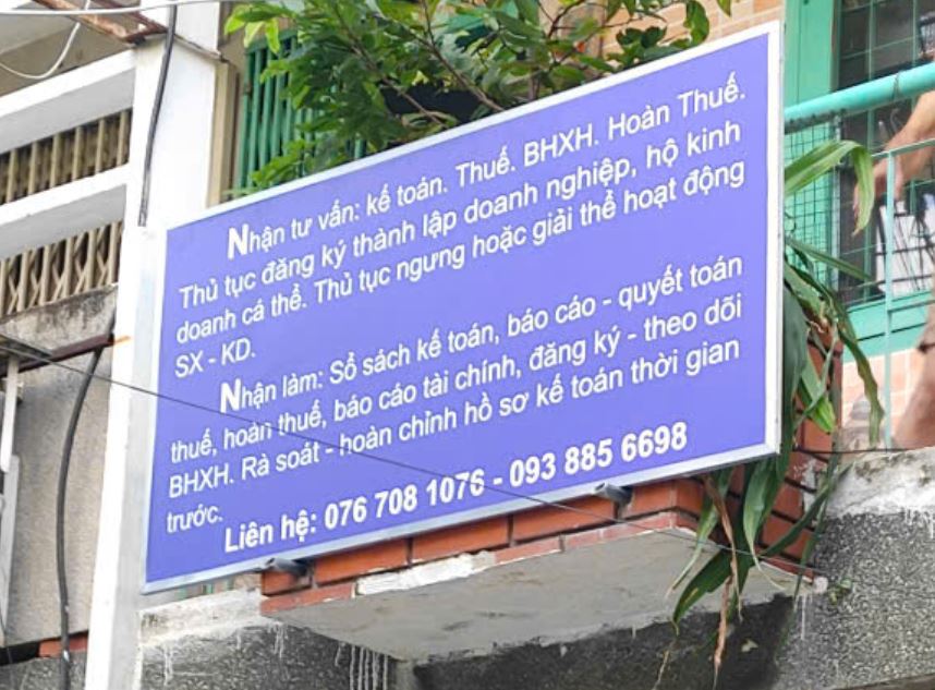 biển hiệu nền alu nội dung decal in UV sắt nét giá rẻ 2