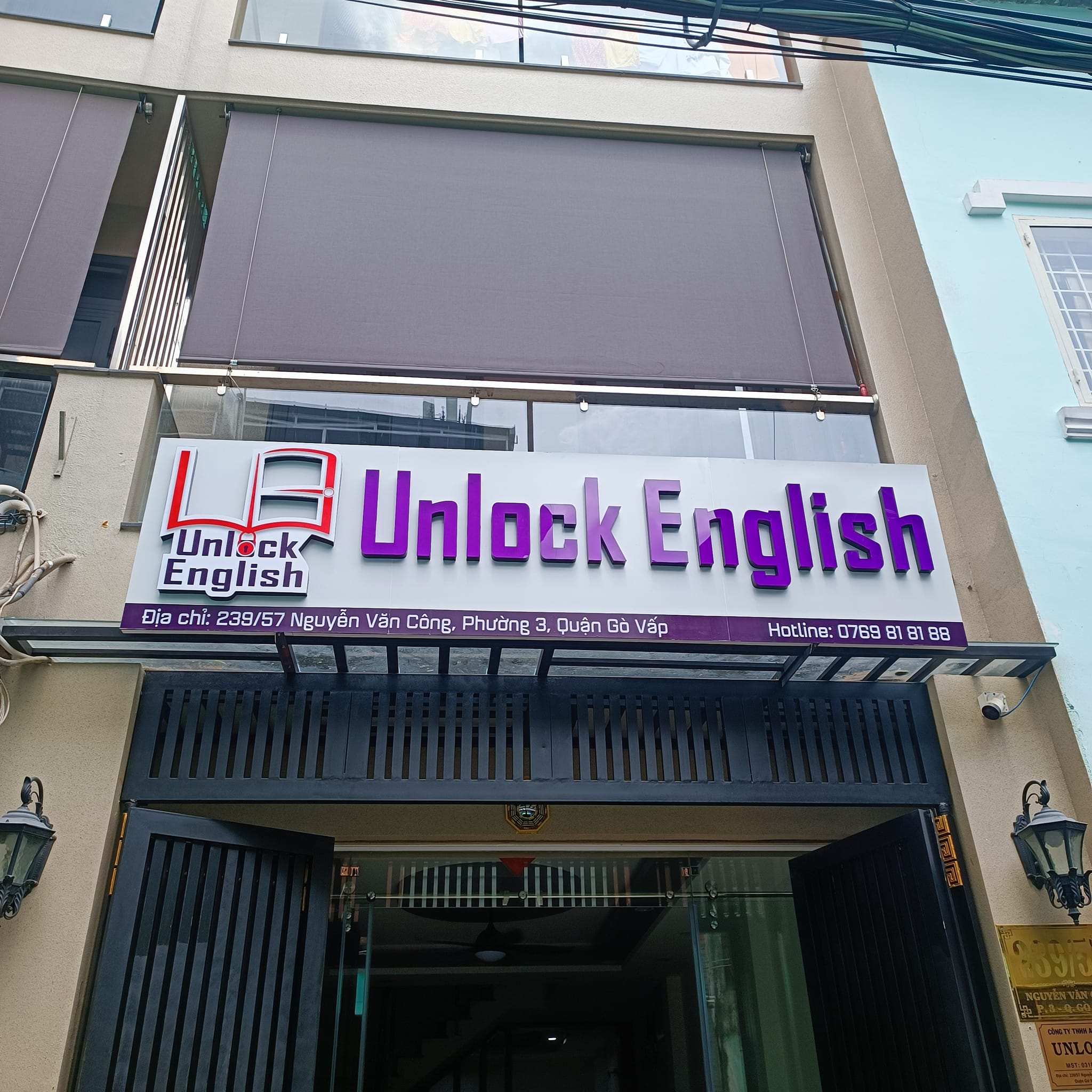 biển hiệu trường học tiếng anh nền trắng chữ không đèn giá rẻ 2
