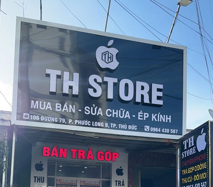 biển quảng cáo đen bóng, chiếu sáng bằng đèn pha điện