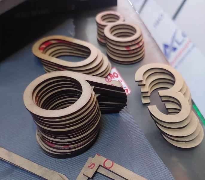 Cắt chữ mica 2li
