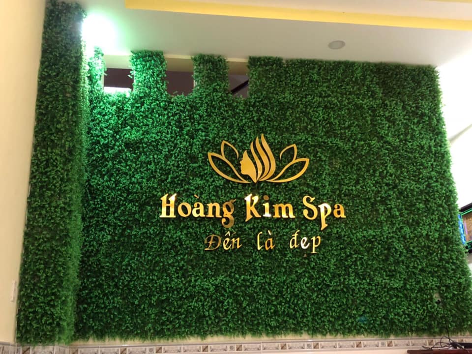 Chữ logo alu gương nổi khối có đèn sáng chân, nền cỏ nhân tạo 2