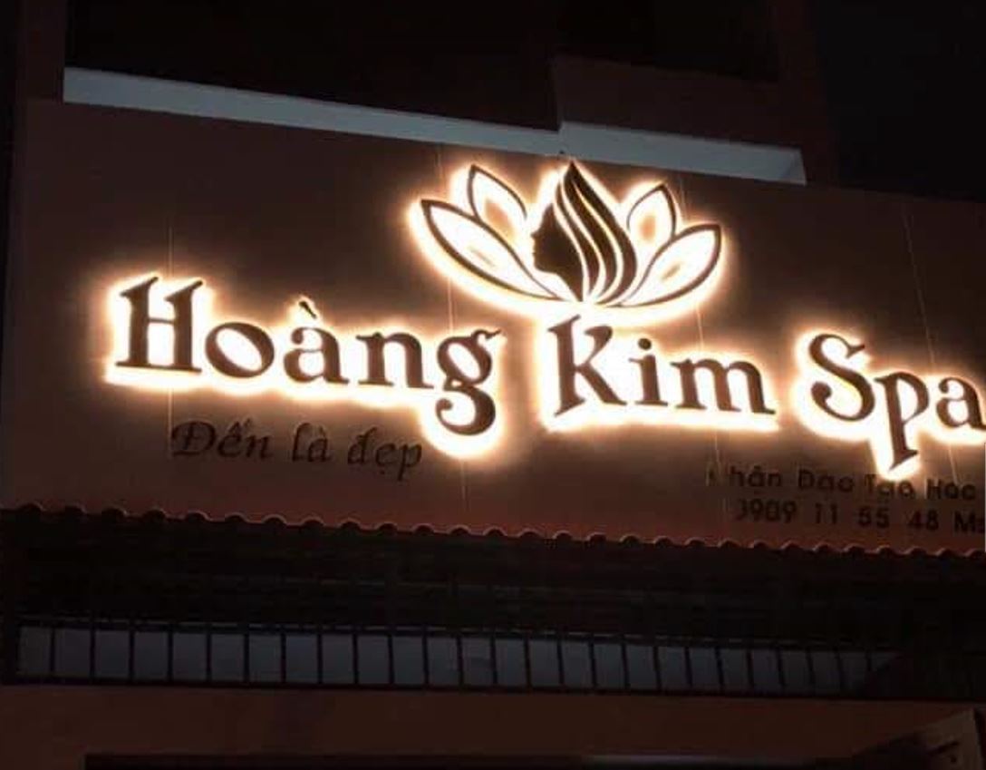 Chữ nổi alu đèn sáng hắt chân