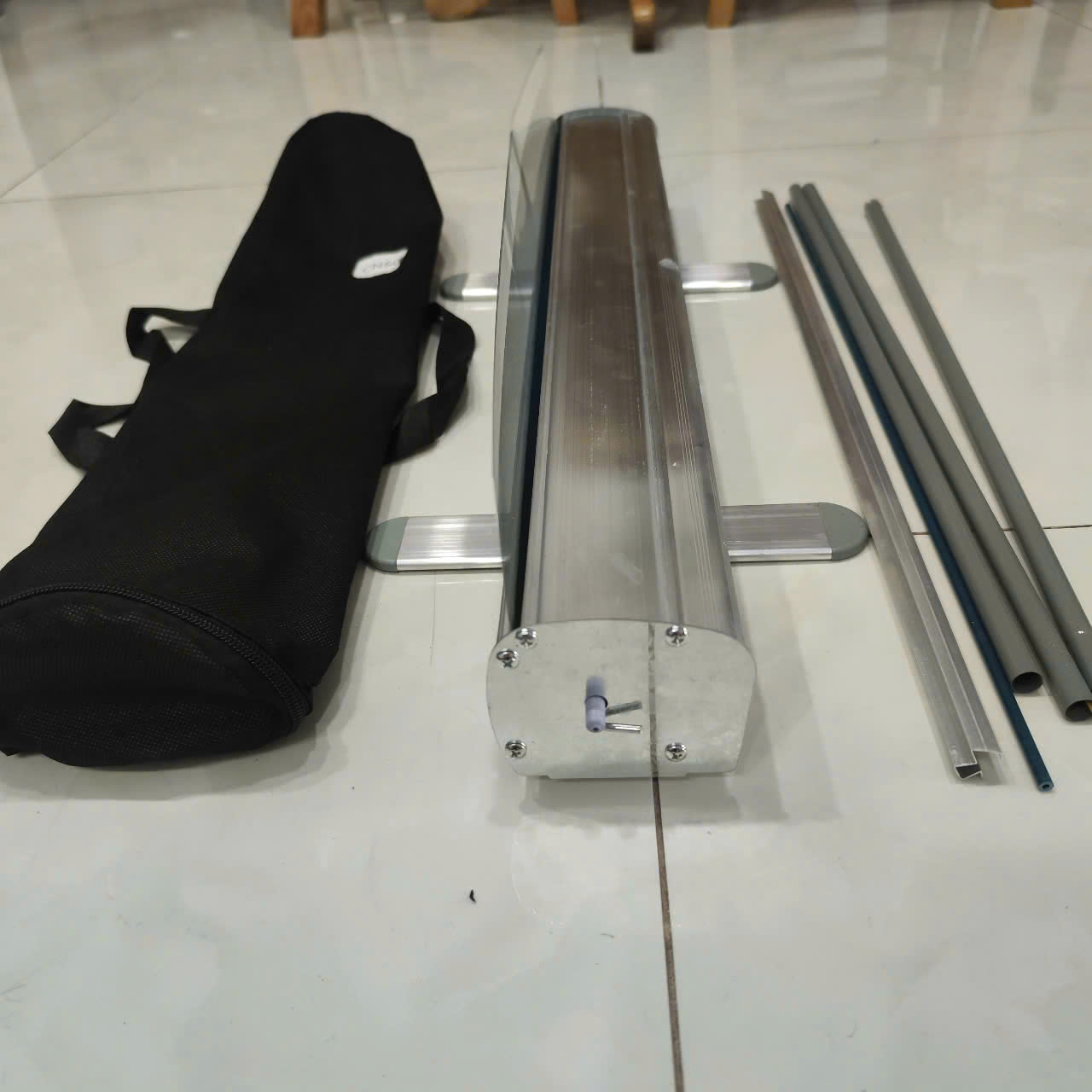 Giới thiệu Standee Cuốn Nhôm Thường – Giải Pháp Bảng Quảng Cáo Tiện Lợi Cho Mọi Chiến Dịch Quảng Cáo 3