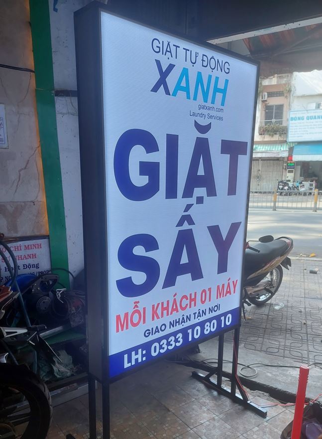 Hộp đèn bạt 2 mặt, có chân.