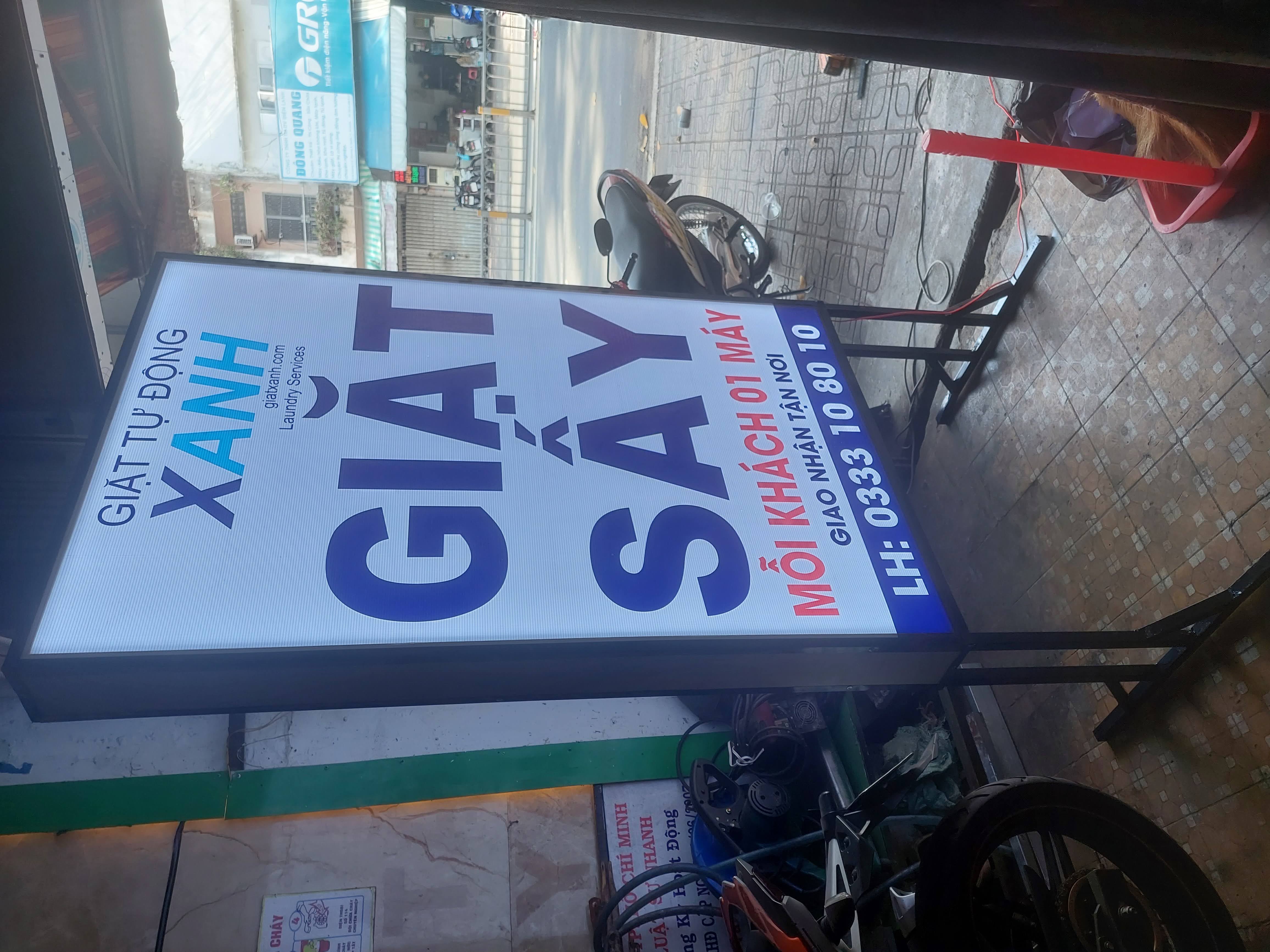 Hộp đèn bạt 2 mặt, có chân. 2