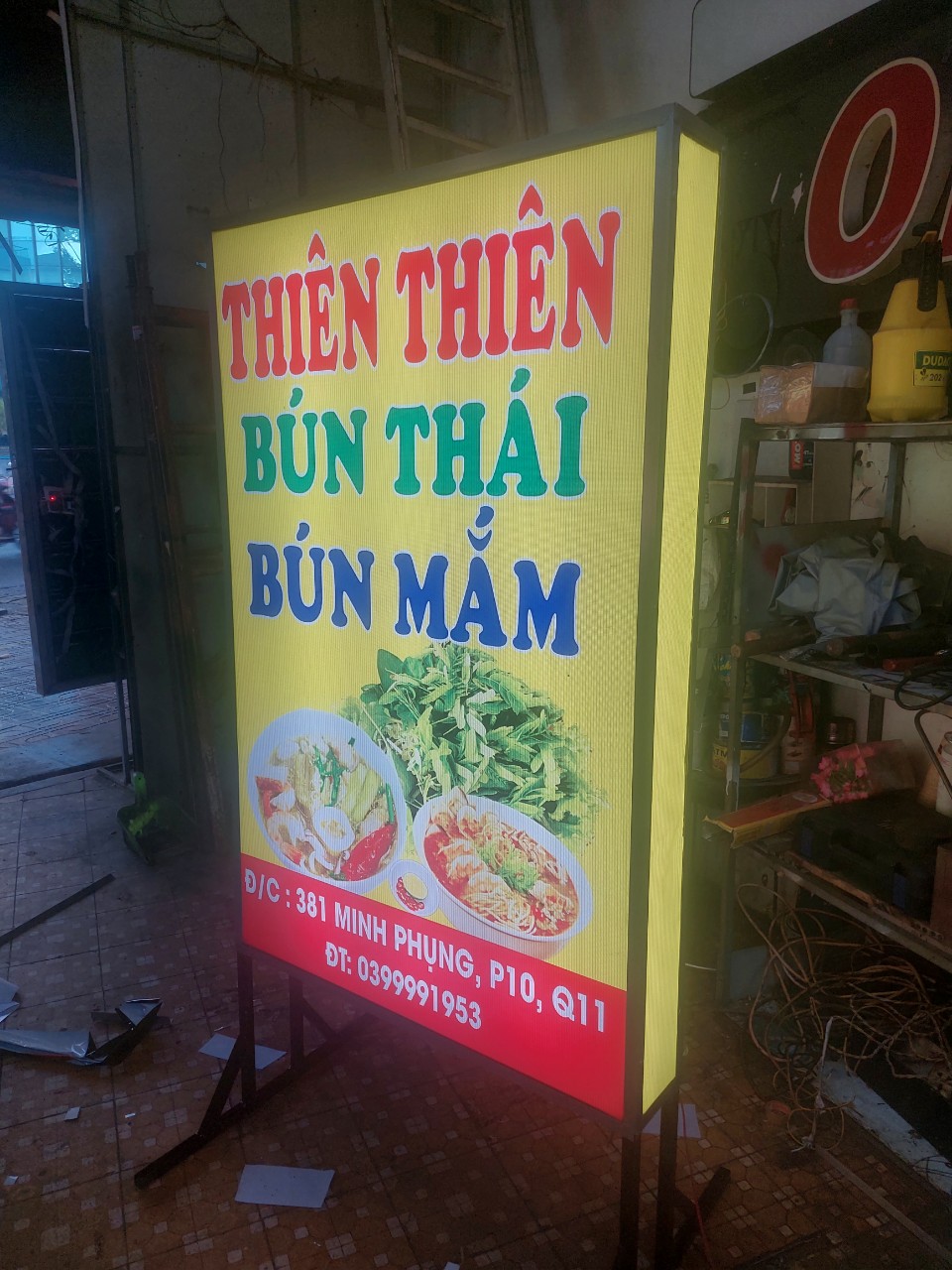 Hộp đèn bạt hiflex có sáng hông 3