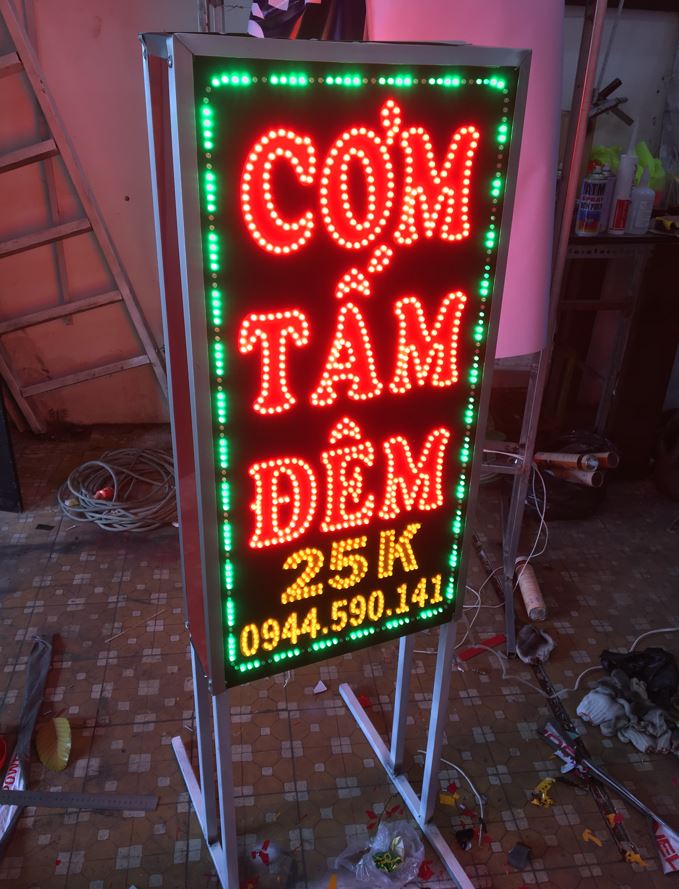 hộp đèn đứng led ruồi có chân  2 mặt siêu nổi