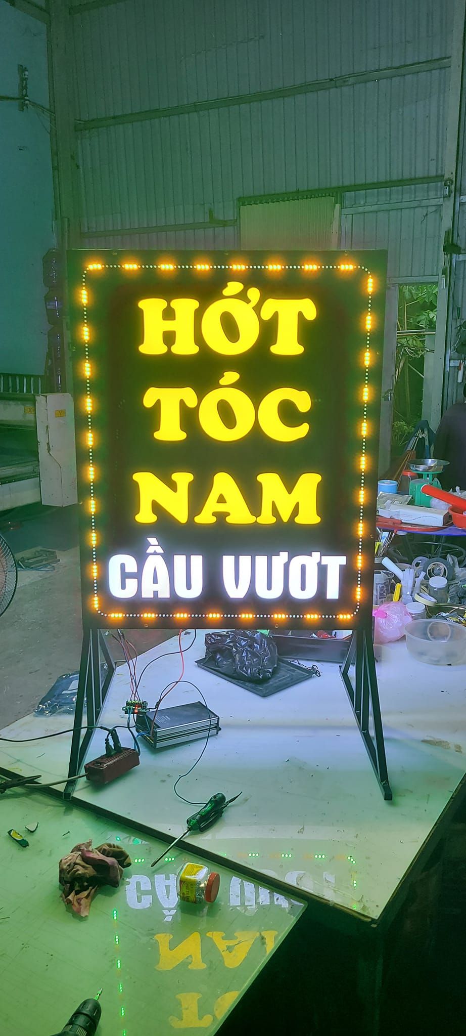 hộp đèn led đứng, chữ mica sáng mặt, siêu nổi giá rẻ 2