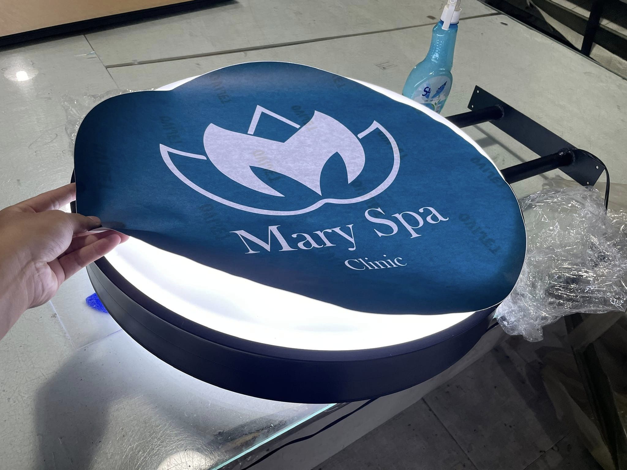 hộp đèn vẫy mica hút nổi tròn, nội dung dán decal, giá rẻ 3
