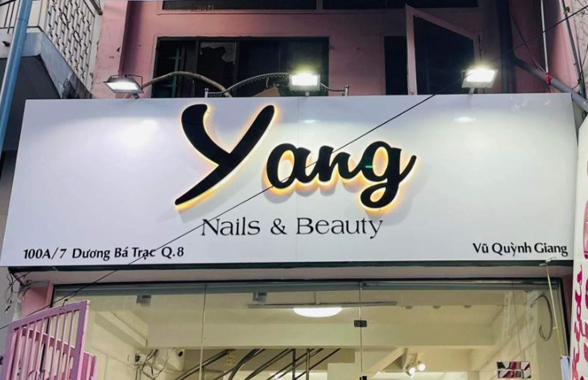 làm biển hiệu alu, chữ mica đen đèn sáng hông, có lắp đèn pha điện.