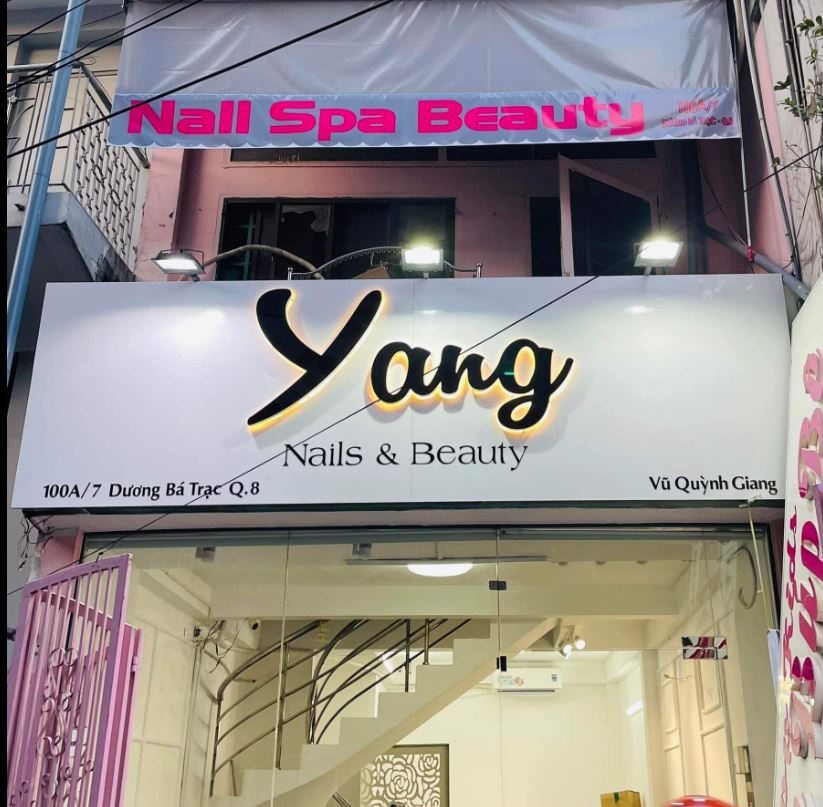 làm biển hiệu alu, chữ mica đen đèn sáng hông, có lắp đèn pha điện. 2