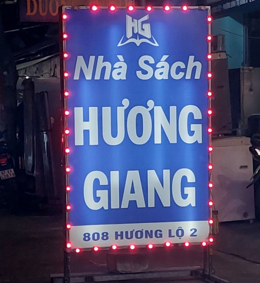 Làm hộp đèn  bạt có chân đứng, viền gắn led màu đỏ giá rẻ