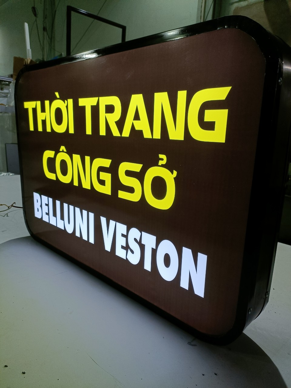 làm hộp đèn vẫy nội dung dán decal giá rẻ 3