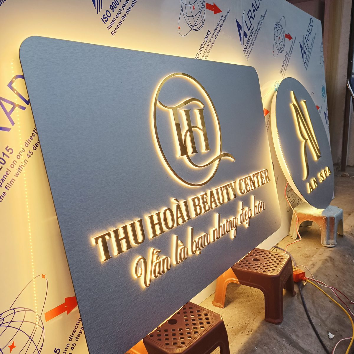 logo chữ alu gương đèn sáng hắc chân đẹp 2