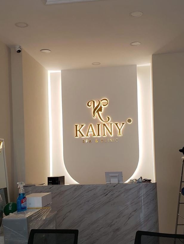 logo  chữ alu gương đèn sáng hông dán từng sang trọng 2