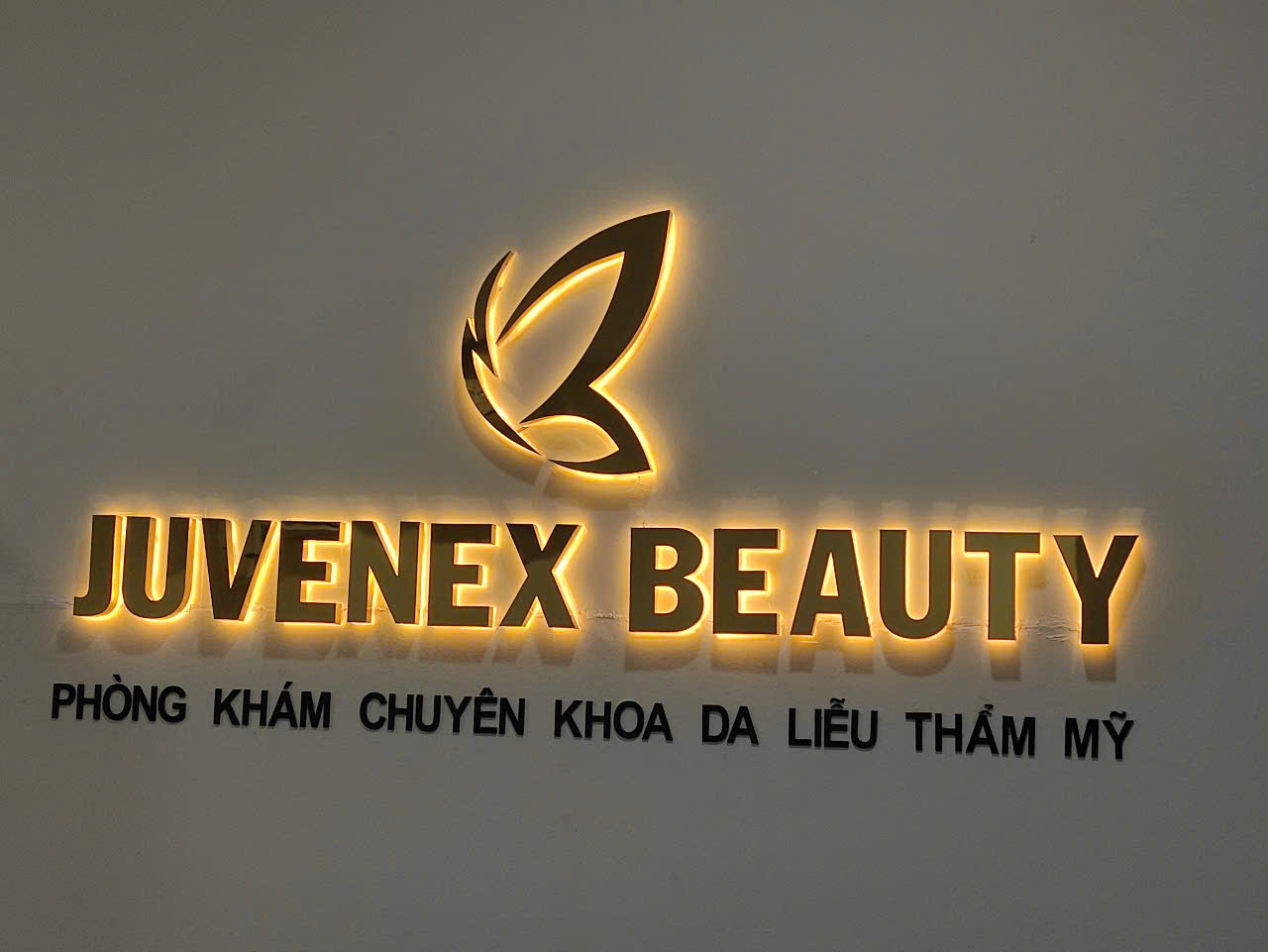 logo chữ inox đèn sáng chân đẹp, sang trọng