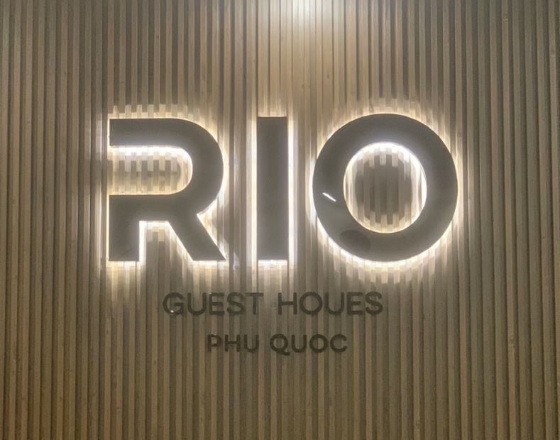 logo chữ mica đèn sáng hông dán tường giá rẻ