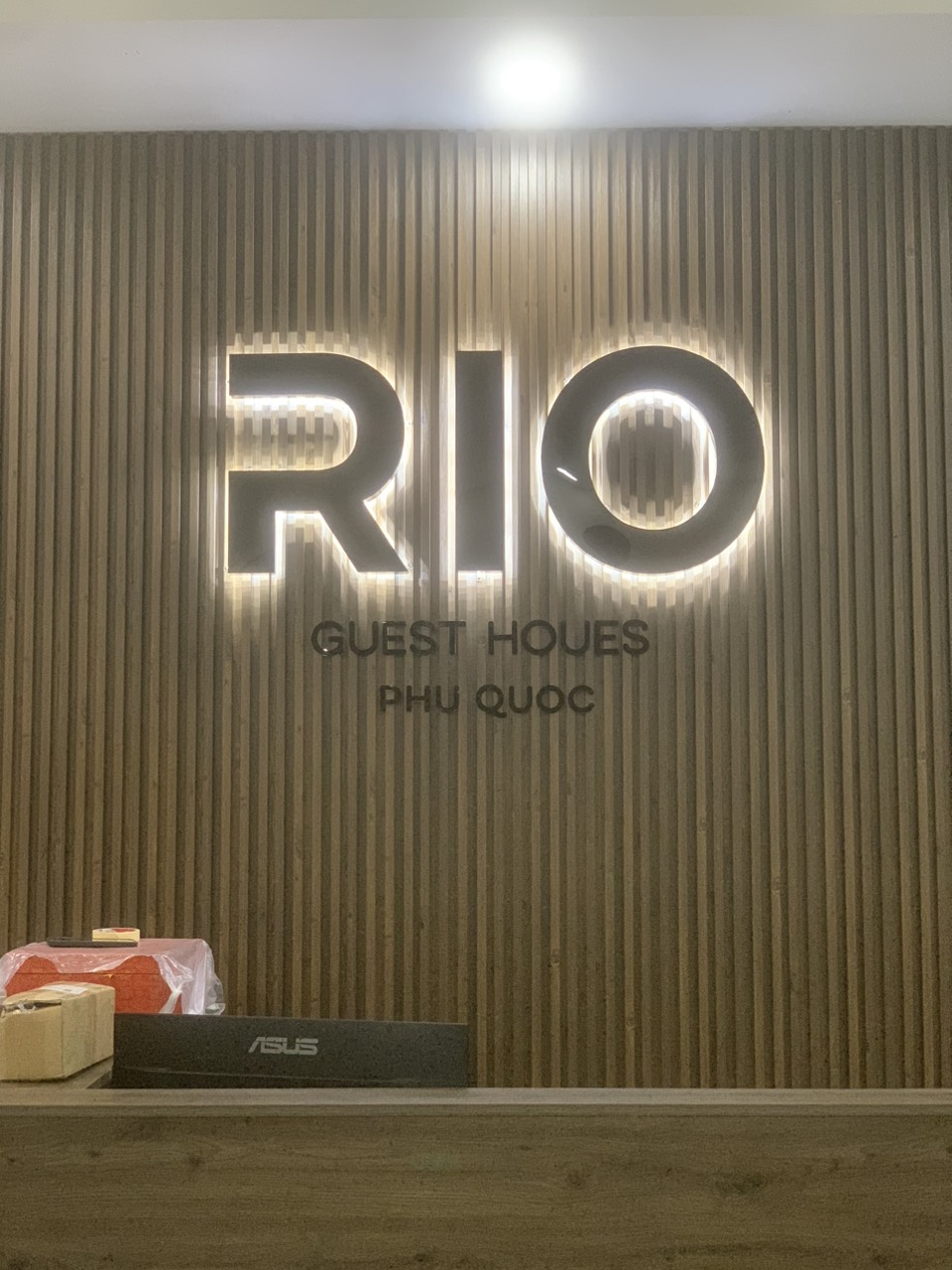logo chữ mica đèn sáng hông dán tường giá rẻ 2