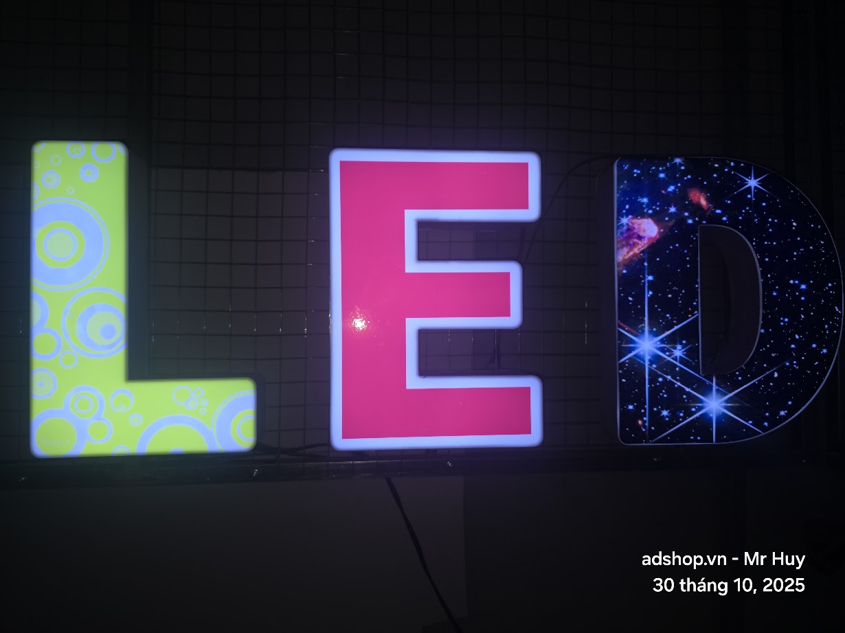 Logo Chữ Nổi Mica Đèn LED Sáng Mặt – Đẳng Cấp Thương Hiệu, Nổi Bật Mọi Không Gian