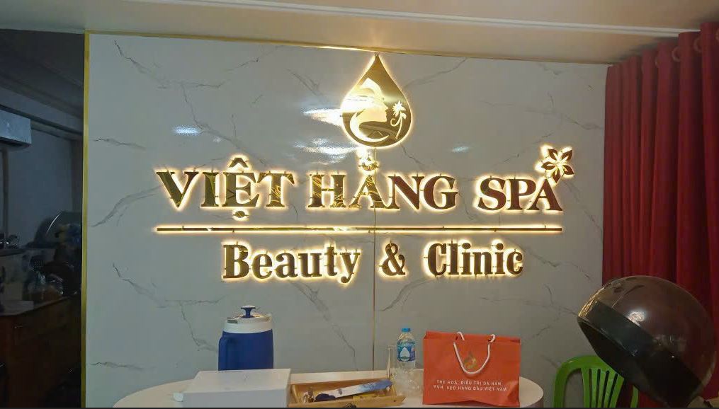 logo inox vàng gương có đèn dán tường đẹp, sang trọng 2