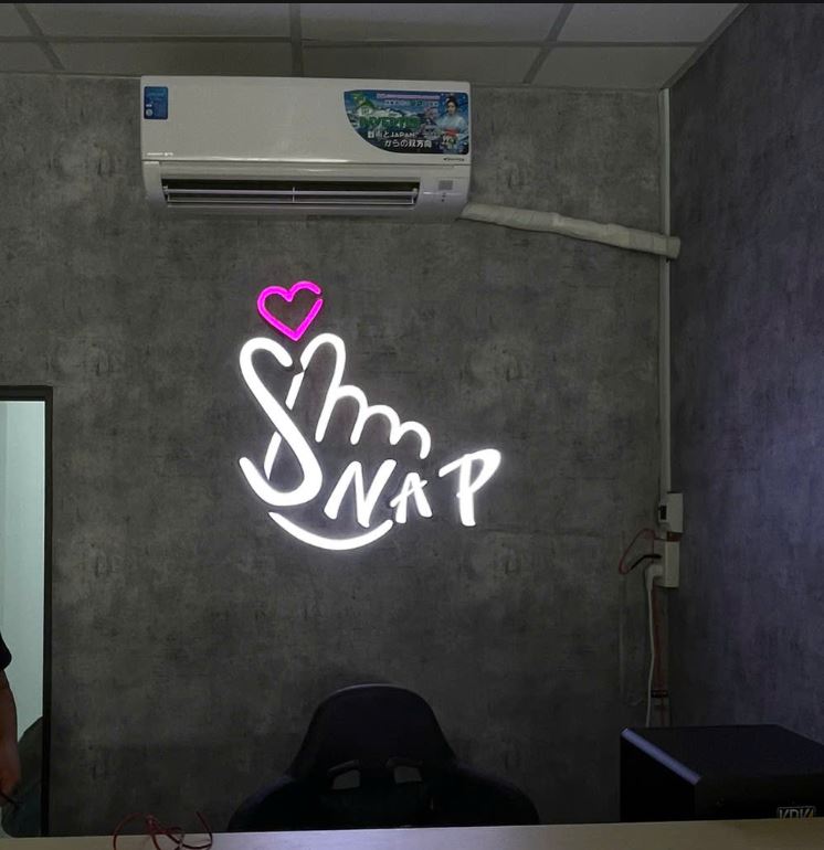 logo mica có đèn sáng mặt dán tường giá rẻ 2