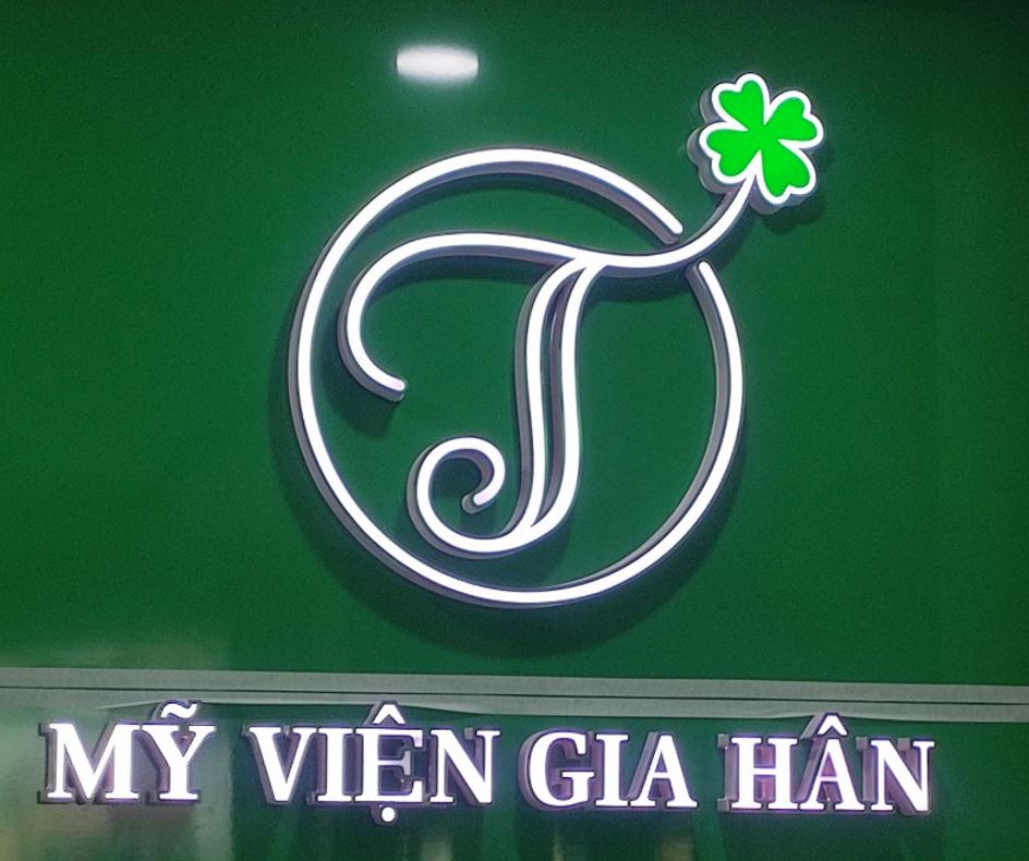 logo mica đèn sáng mặt đẹp, sang trọng lắp trên nền alu bóng