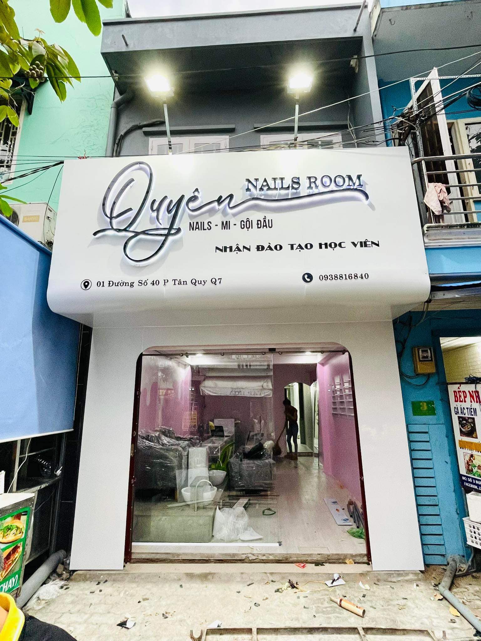 mặt dựng alu trắng bóng nguyên khối, chữ mica đèn sáng hông sang trọng 2