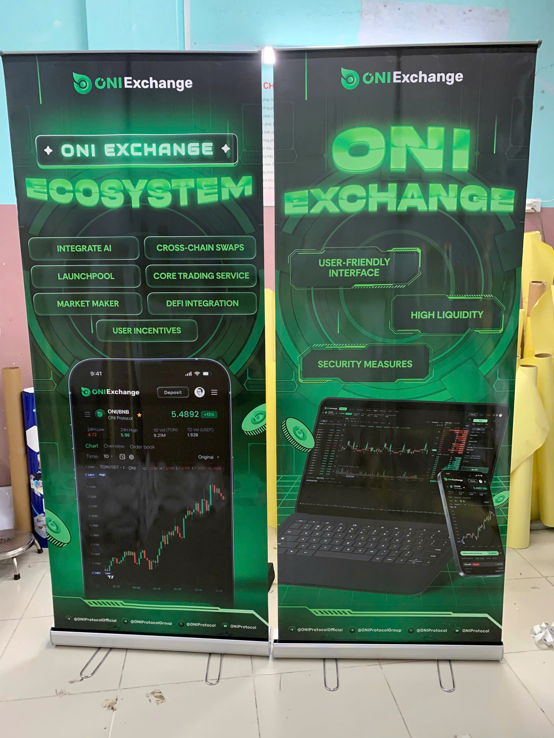 Standee Cuốn Inox – Giải Pháp Bảng Quảng Cáo Cao Cấp Cho Doanh Nghiệp Hiện Đại 2