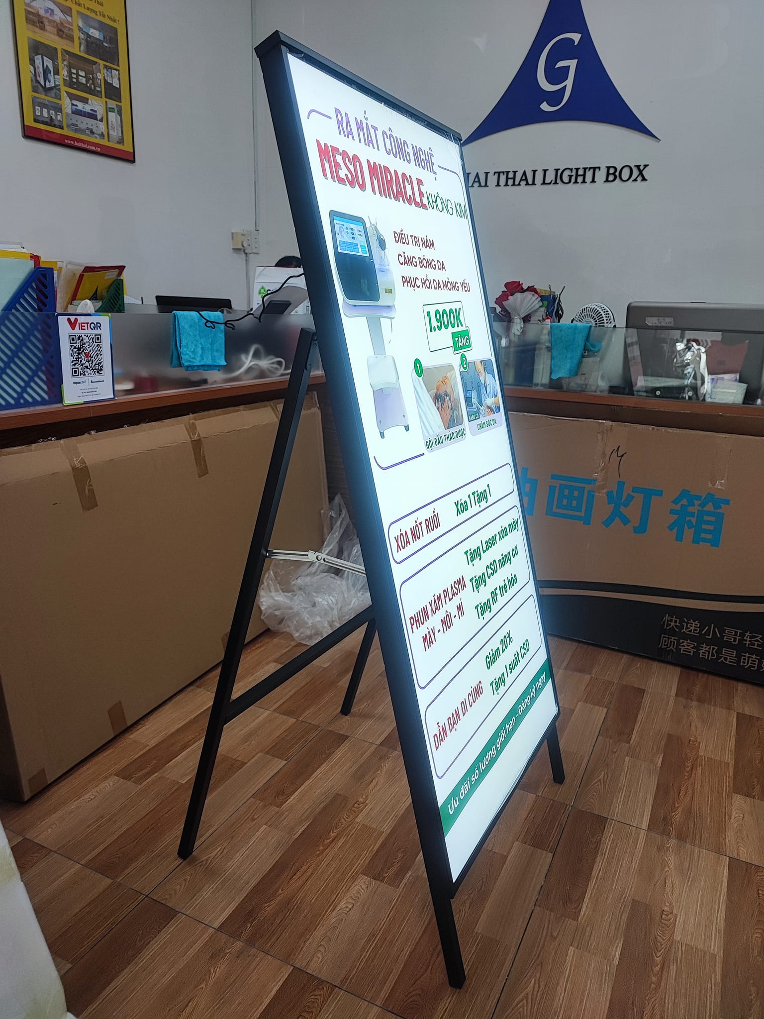 Tranh điện có chân đứng 1 mặt, thay đổi nội dung dễ dàng 3